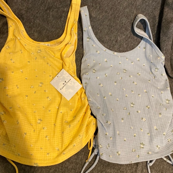 Tops - Picture 5 of 5